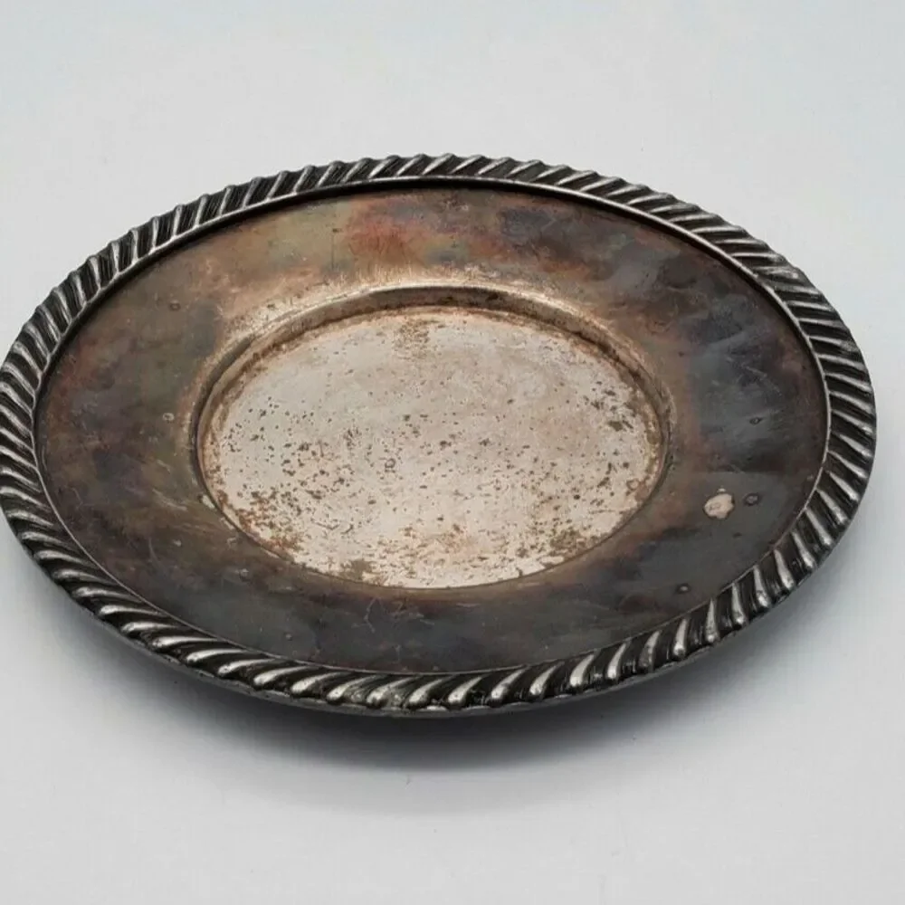 Meriden B Company  *** Rogers Bro 22 Made In USA Silverplate Saucer 5.75